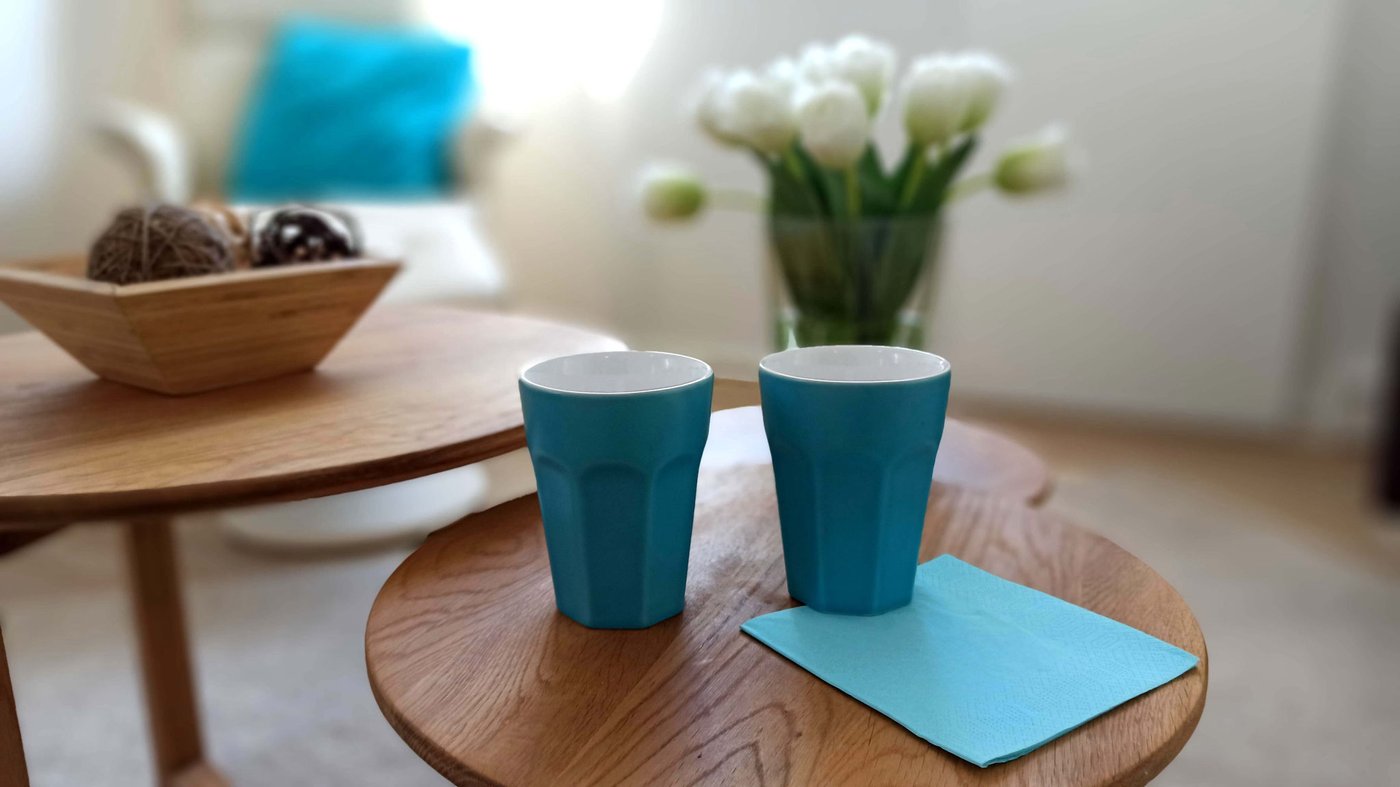 Türkise Becher auf dem Couchtisch